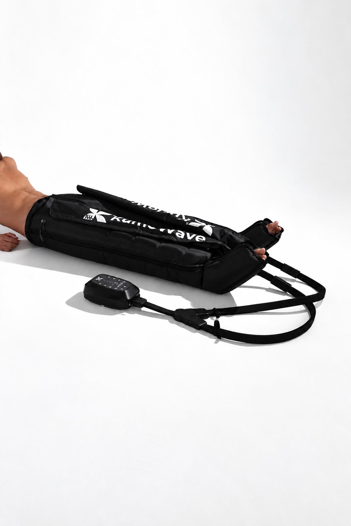 KumoWave Elite, pantalón de presoterapia y unidad de control, vista en tres cuartos